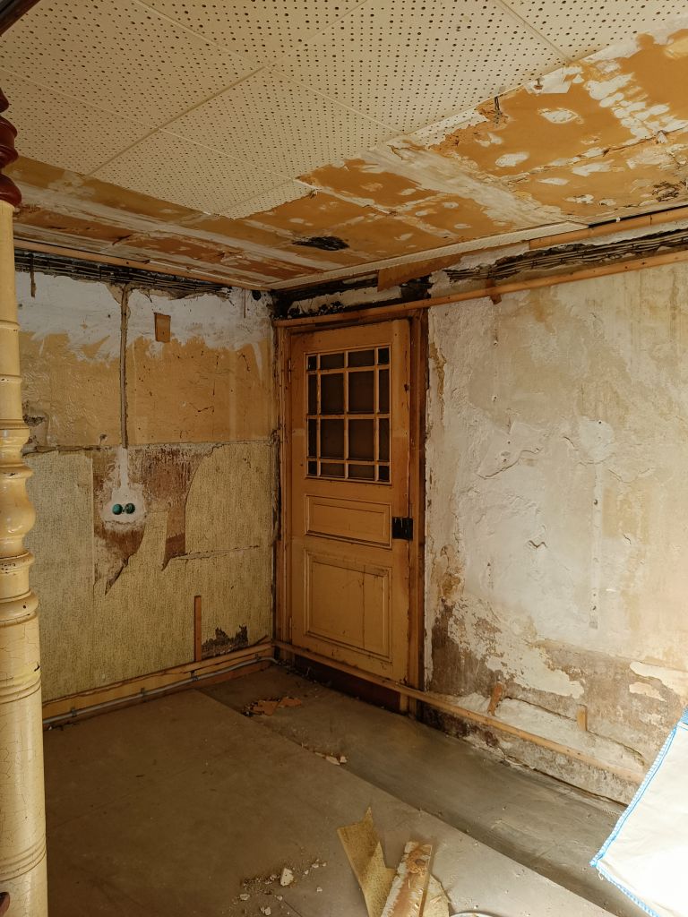 Eine Tür in der Ecke eines Raumes.